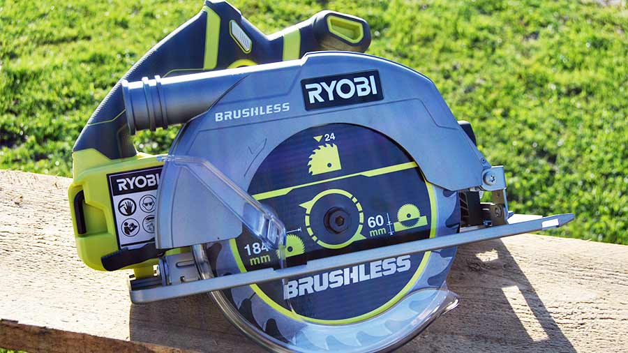 Test et avis de la scie circulaire Ryobi R18CS70 Brushless ONE+ Briconews